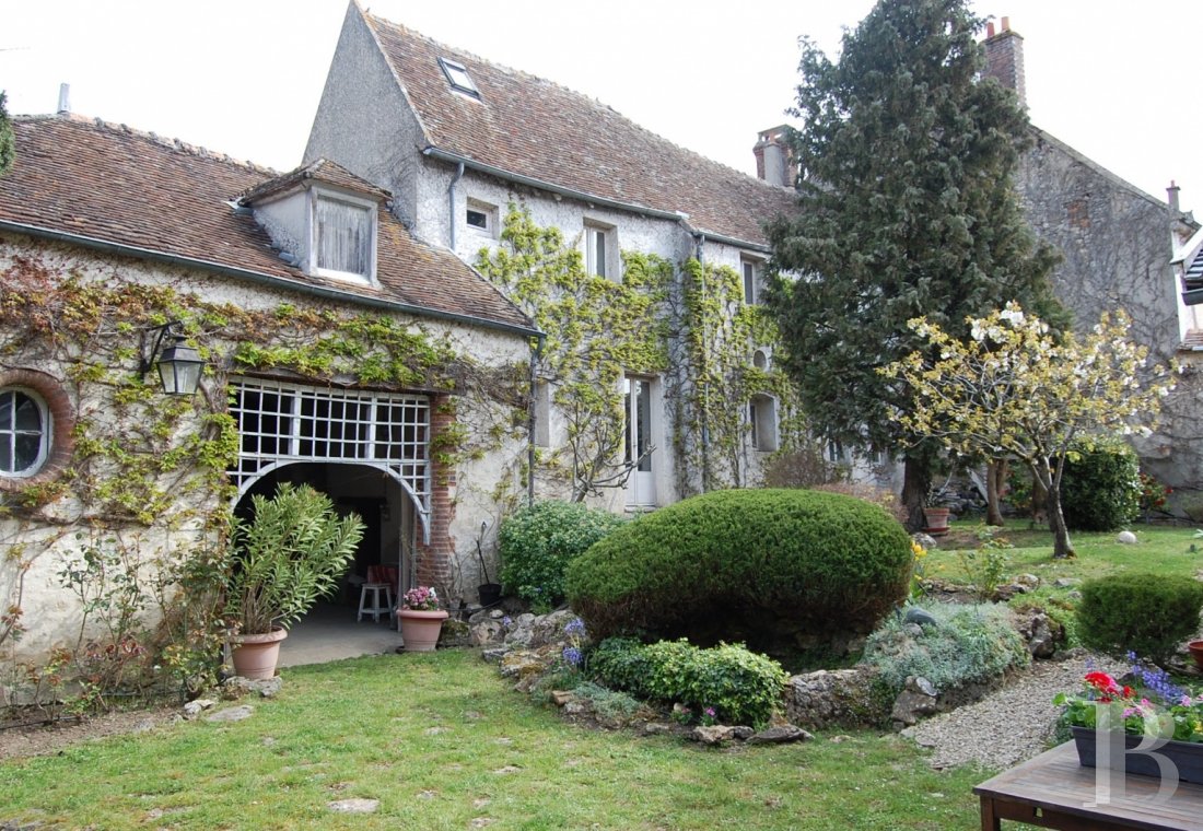 Une Maison Dans Un Logis Du 18e S. Avec Vue Sur Le Cloître Et L'église ...