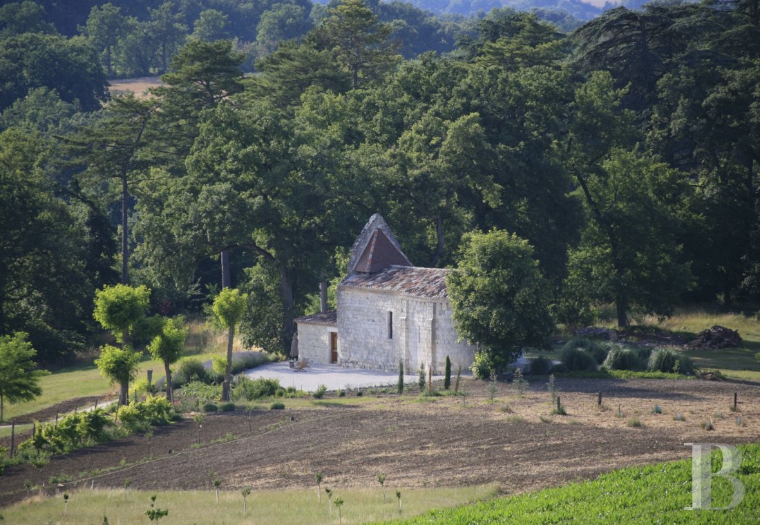 Au nord d’Agen,  une chapelle romane et un ancien hameau bordés de champs et de vergers - photo  n°5