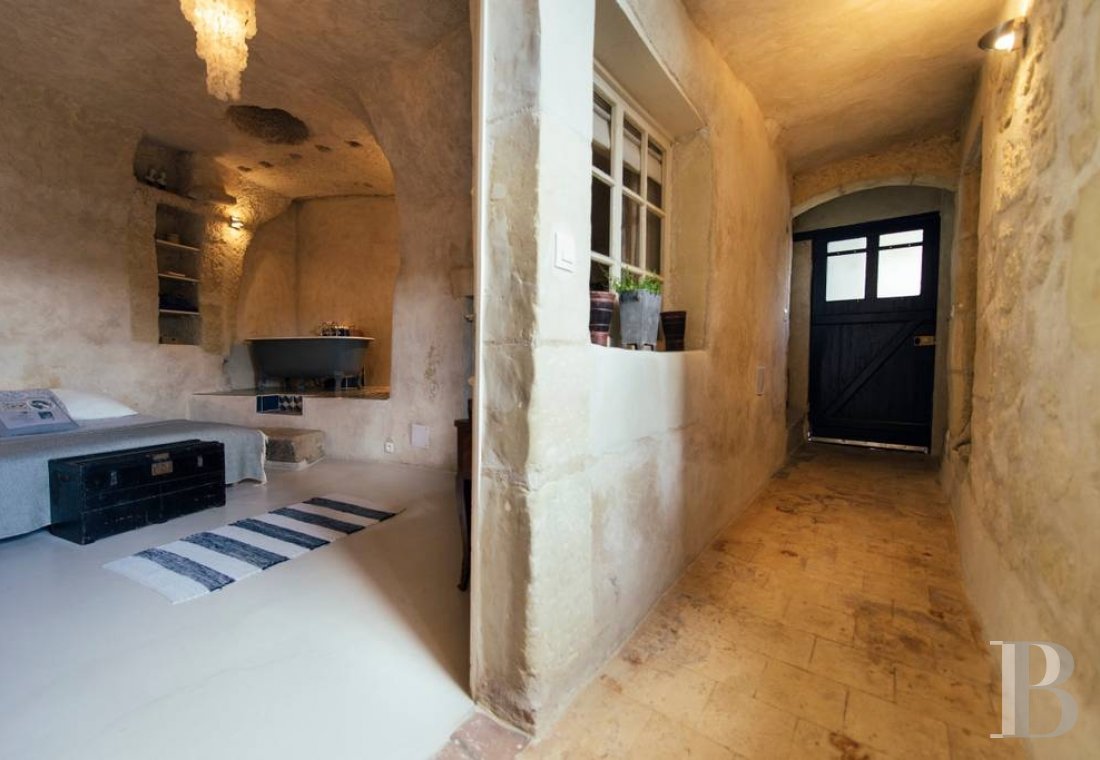 Dans le Val de Loire, face à Amboise,  une maison troglodytique tout en confort et lumière - photo  n°15