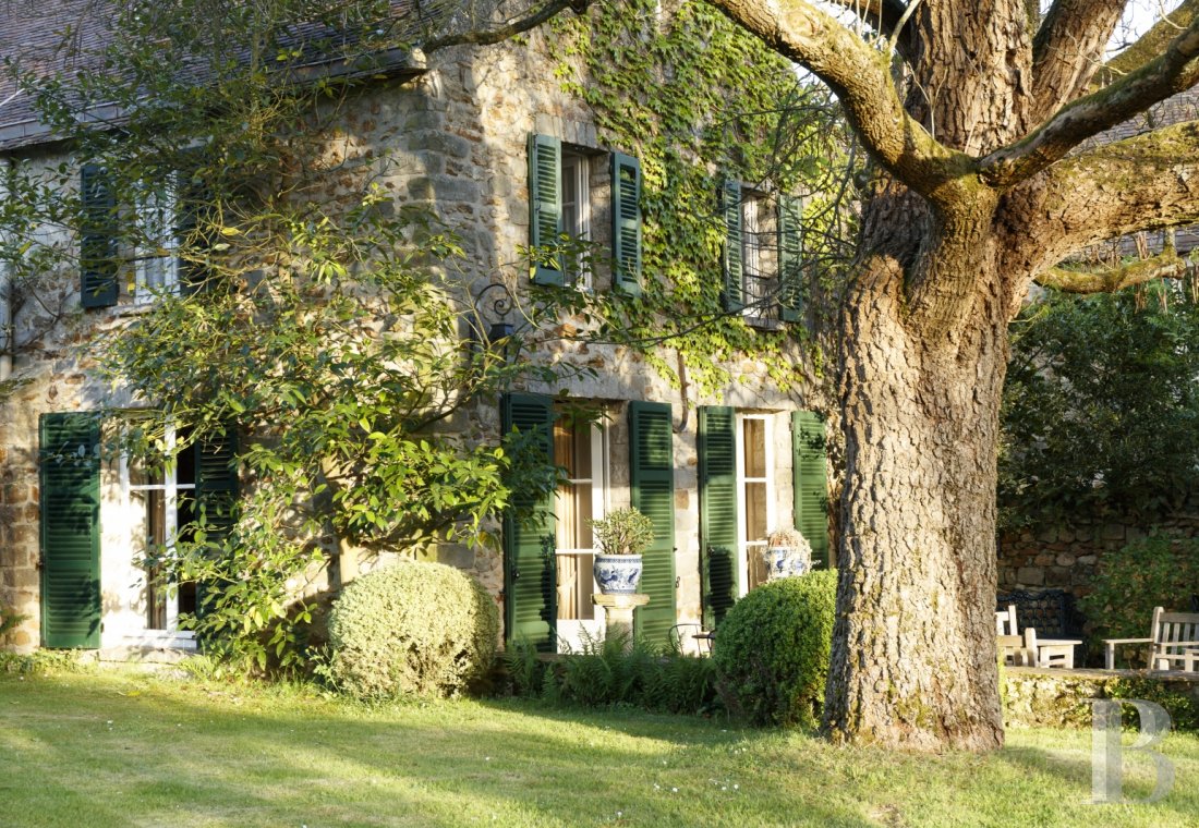 En Gâtinais, non loin de Paris, une maison de village blottie contre son grand jardin - photo  n°1