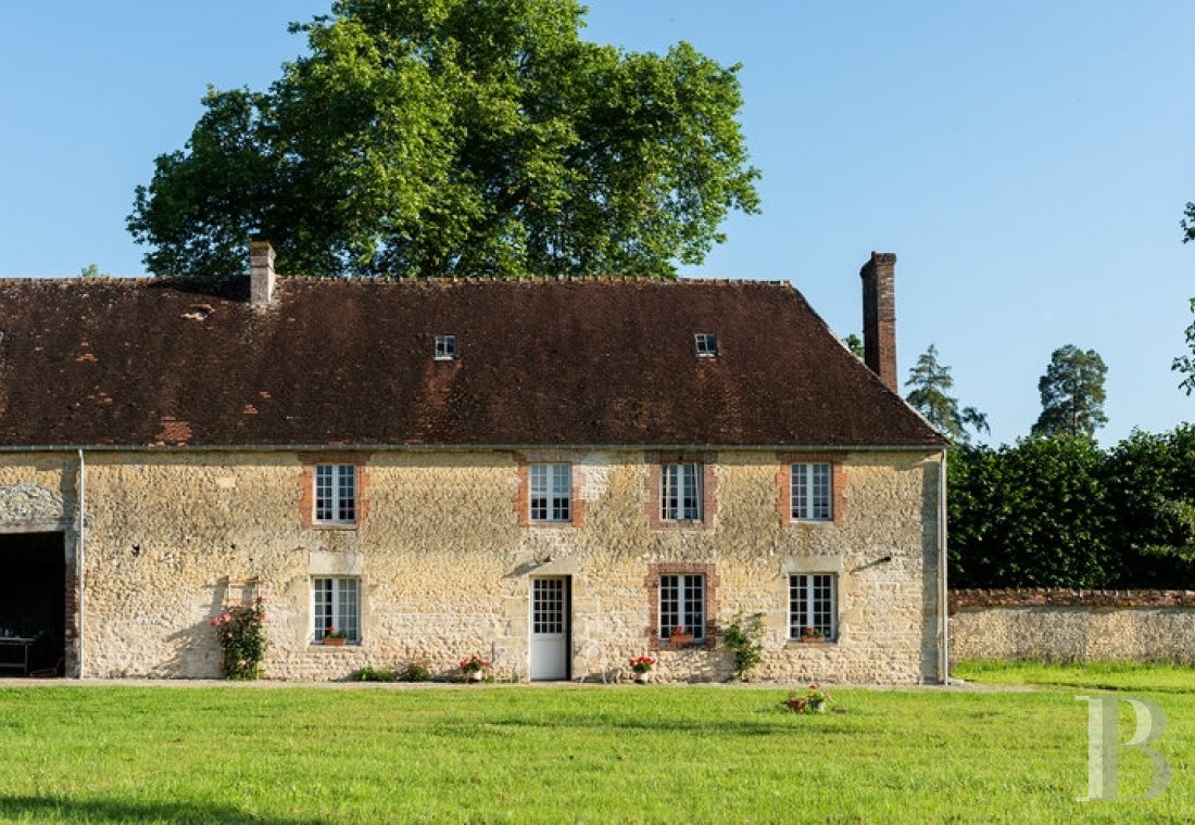 Dans l’Orne,  un majestueux château classique du 18e siècle et son ancienne maison de chef de culture  au milieu de ses terres - photo  n°3