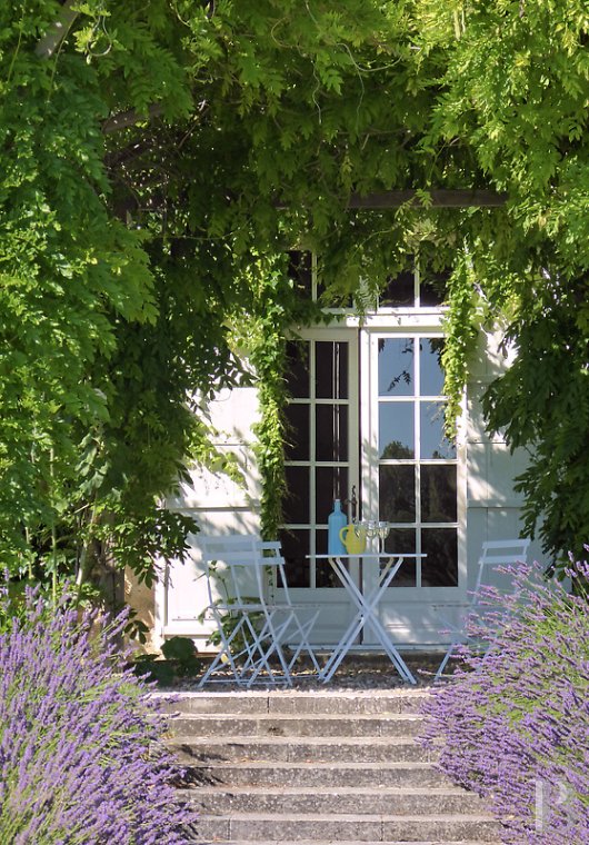 En Dordogne, à l’ouest de Périgueux et en limite de la Charente, une ancienne maison de régisseur du 18e siècle entourée d’un vaste jardin - photo  n°2