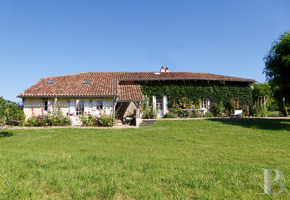 En Dordogne, à l’ouest de Périgueux et en limite de la Charente, une ancienne maison de régisseur du 18e siècle entourée d’un vaste jardin - photo  n°4