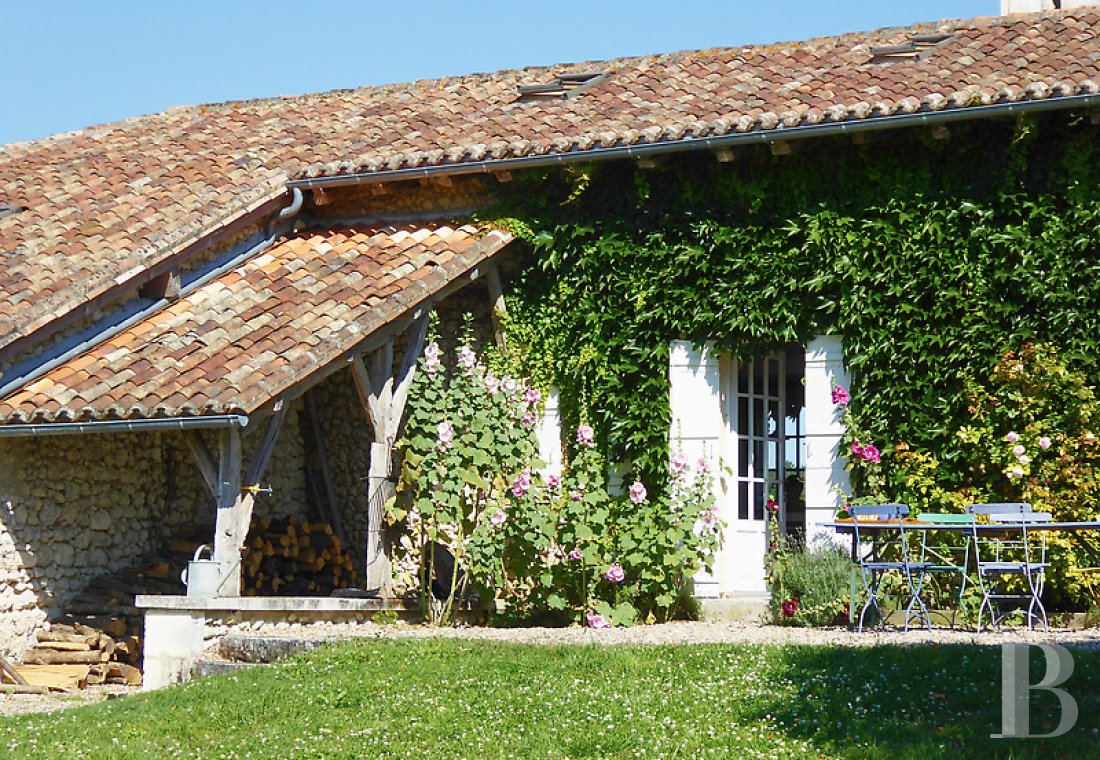 En Dordogne, à l’ouest de Périgueux et en limite de la Charente, une ancienne maison de régisseur du 18e siècle entourée d’un vaste jardin - photo  n°5