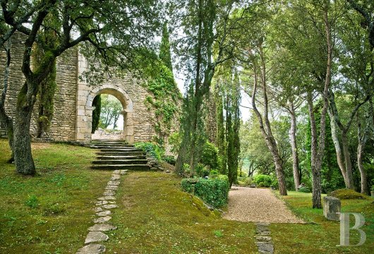 Entre Apt et Lourmarin, au cœur d’une vallée verdoyante et sauvage, un ancien prieuré médiéval ouvert aux voyageurs - photo  n°3