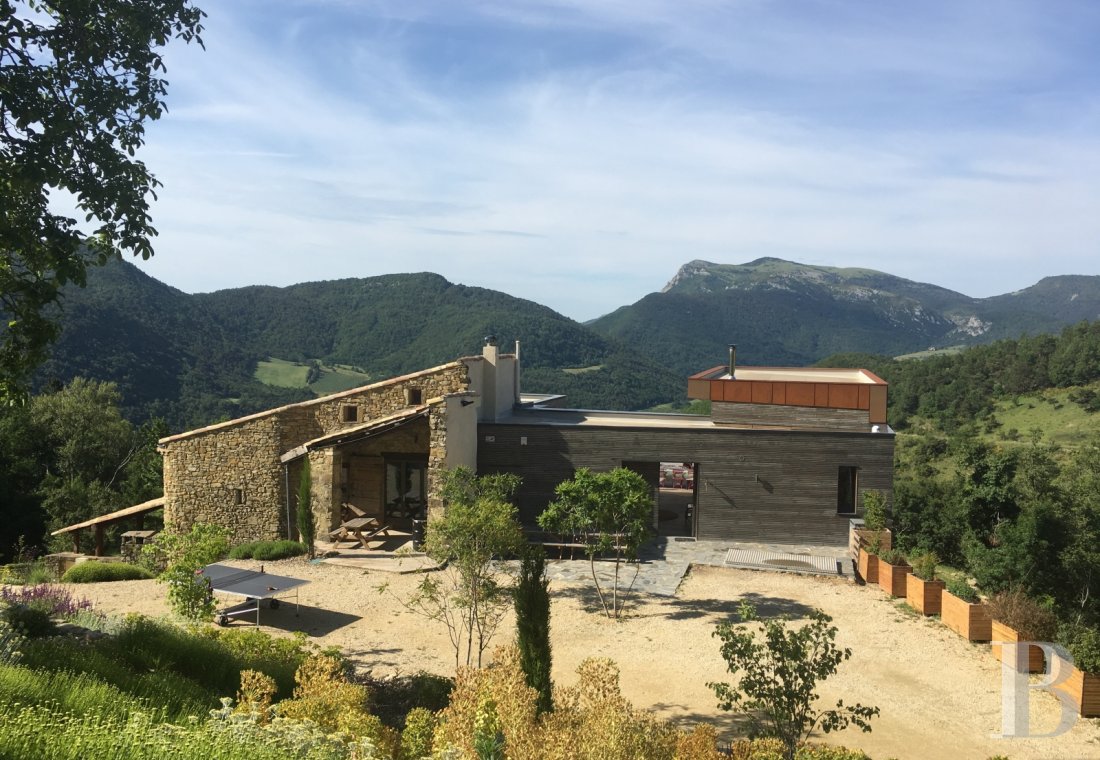 En Drôme provençale, au milieu des montagnes, un hameau du 18e siècle à l'esprit contemporain - photo  n°3