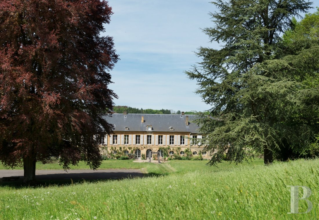En Lorraine, aux frontières de la Belgique et du Luxembourg, un château tout en longueur bordé de douves - photo  n°1