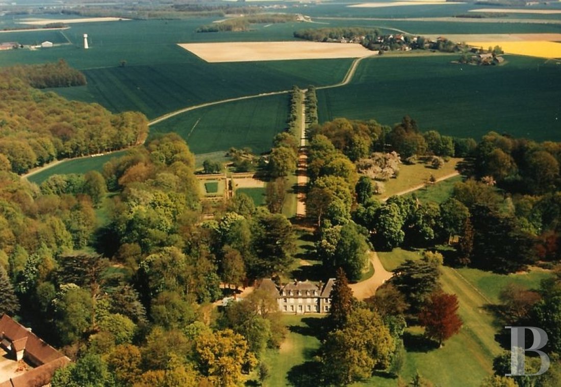 Au nord de Châteaudun, en Eure-et-Loir,  un château dans son parc à l’anglaise et ses vastes bois - photo  n°1