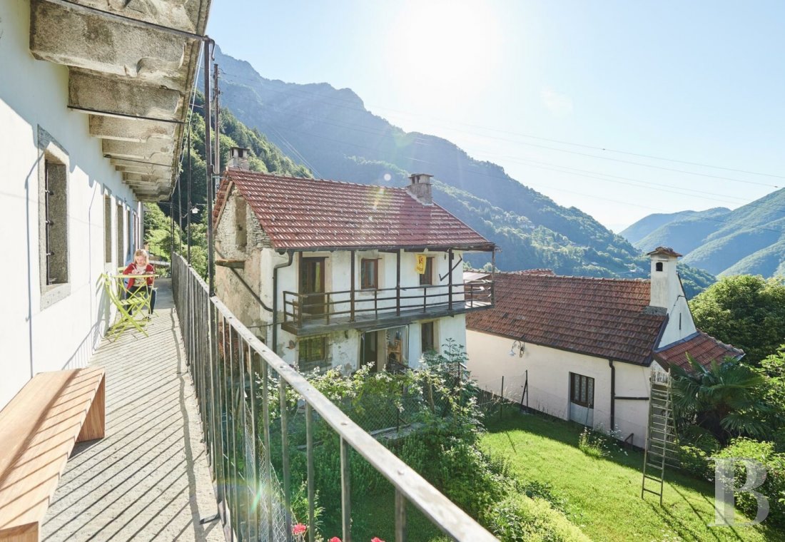 Dans le Tessin, non loin du lac Majeur,  une grande maison de village surplombant une vallée sauvage - photo  n°3