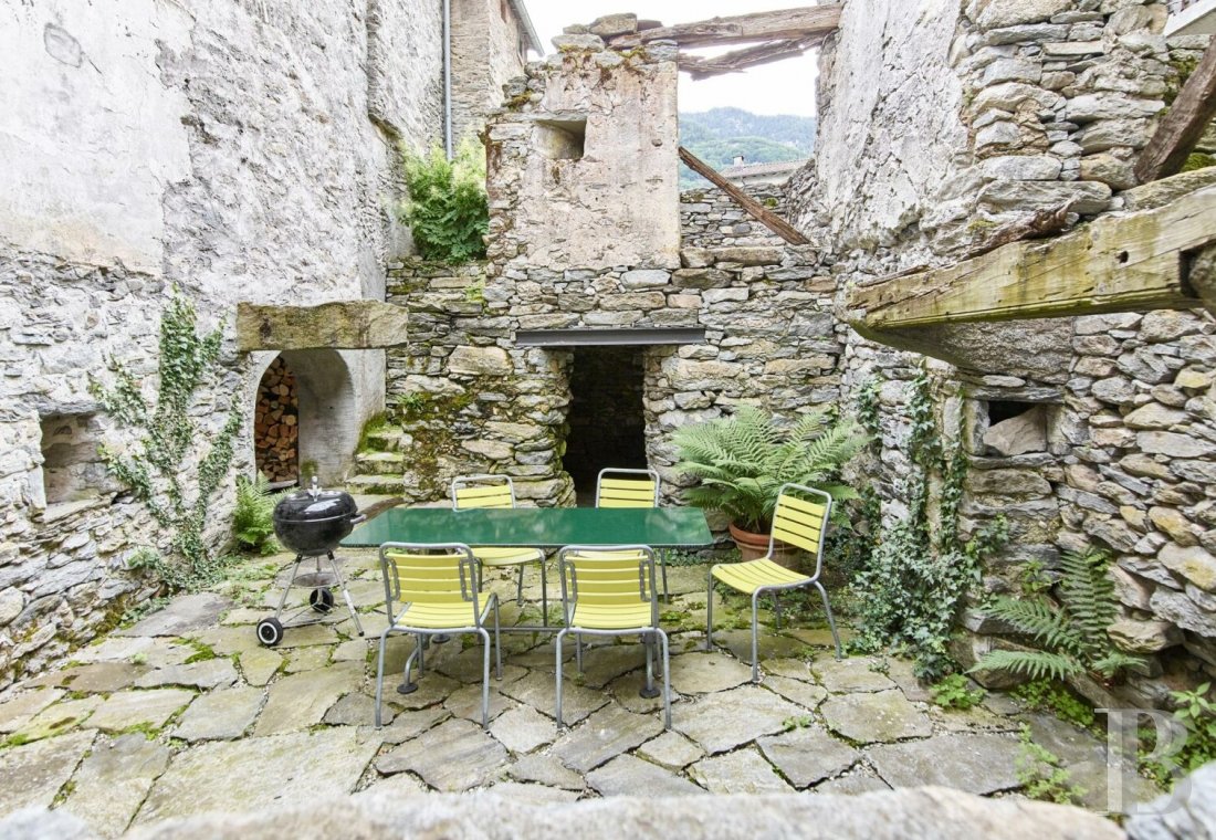 Dans le Tessin, non loin du lac Majeur,  une grande maison de village surplombant une vallée sauvage - photo  n°7