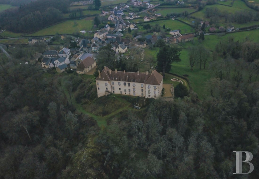 Dans le Morvan, non loin de Bibracte, un château du 18e siècle dominant toute la vallée - photo  n°3