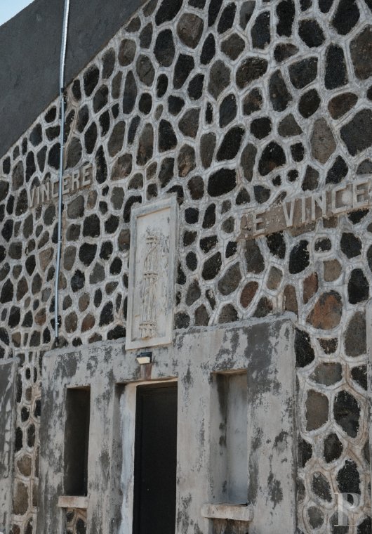 Sur l’île de Pantellaria, entre la Sicile et les côtes tunisiennes, un hameau de maisons traditionnelles en pierre de lave - photo  n°6