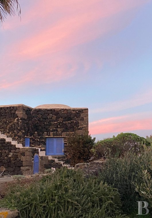 Sur l’île de Pantellaria, entre la Sicile et les côtes tunisiennes, un hameau de maisons traditionnelles en pierre de lave - photo  n°27