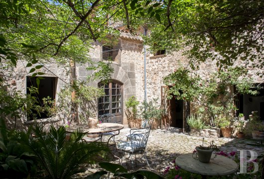 À Déia, sur l’île de Majorque, une maison traditionnelle en bordure de village  - photo  n°3