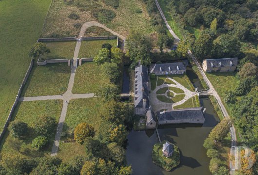 En Mayenne, au nord de la ville éponyme, un château du 17e siècle ceinturé de douves en eau - photo  n°5