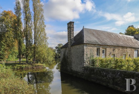 En Mayenne, au nord de la ville éponyme, un château du 17e siècle ceinturé de douves en eau - photo  n°6