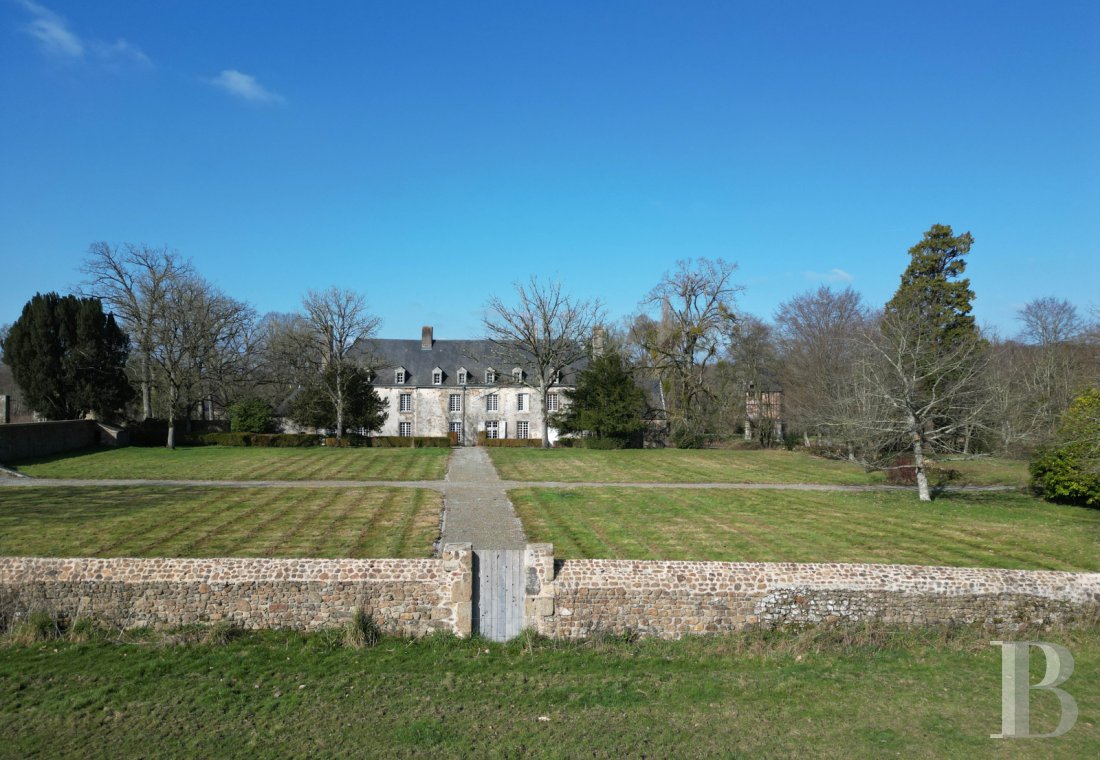 En Mayenne, au nord de la ville éponyme, un château du 17e siècle ceinturé de douves en eau - photo  n°8