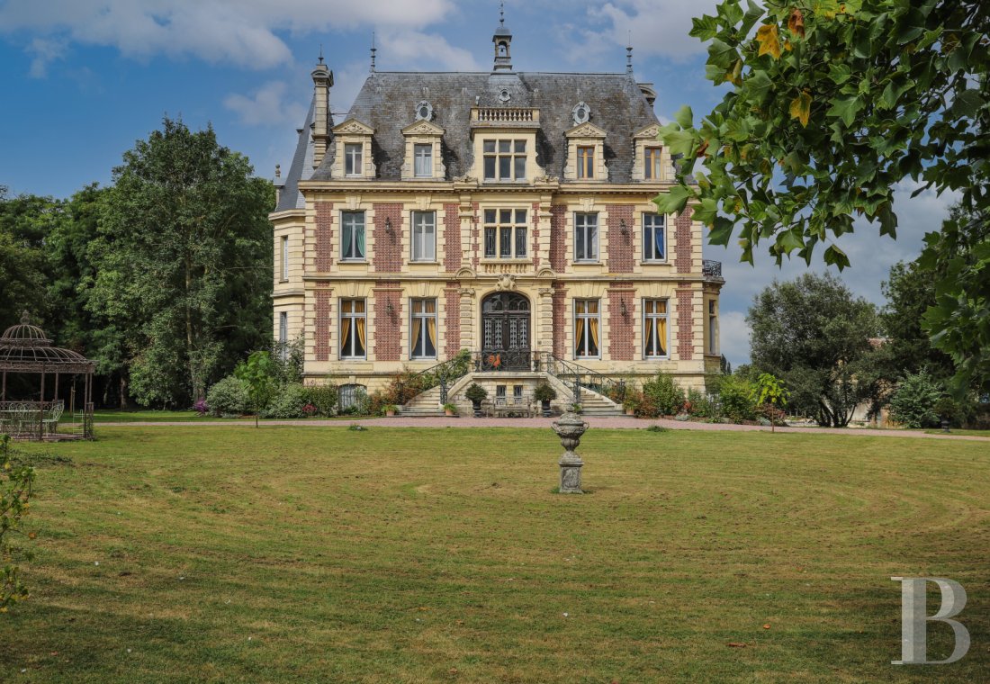 Patrice Besse - Expériences culturelles et artistiques in situ -  Basse-Normandie - Dans le Pays dAuge,un château du 19e siècle emblématique  du style néo-normand