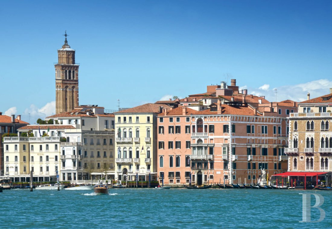 À Venise, au bord du Grand Canal, le palais d’une illustre famille et ses vastes appartements - photo  n°1