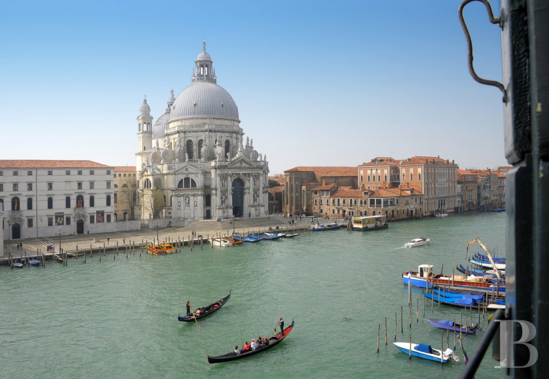 À Venise, au bord du Grand Canal, le palais d’une illustre famille et ses vastes appartements - photo  n°29