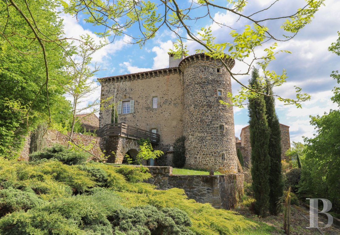 Patrice Besse - Séminaires - Auvergne - Dans un village de Haute-Loire, au  bord de lAllier,un château édifié au 15e siècle