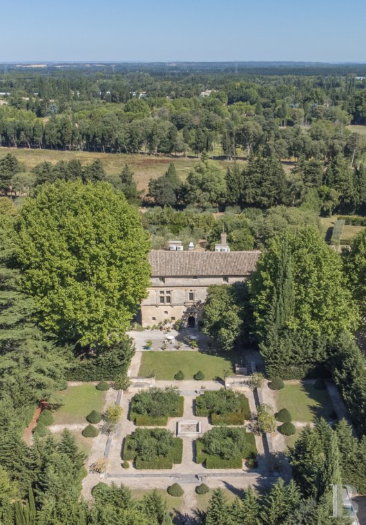 manoirs à vendre - paca - À Eygalières, un joyau Renaissance classé MH, le mas de la Brune, son parc de 4 ha et ses jardins au pied des Alpilles