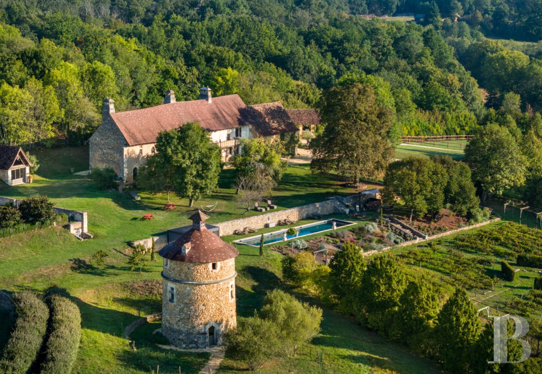 En Dordogne, entre Bergerac et Saint-Astier, un domaine du 14e siècle entouré de 13 hectares de bois et prairies - photo  n°67