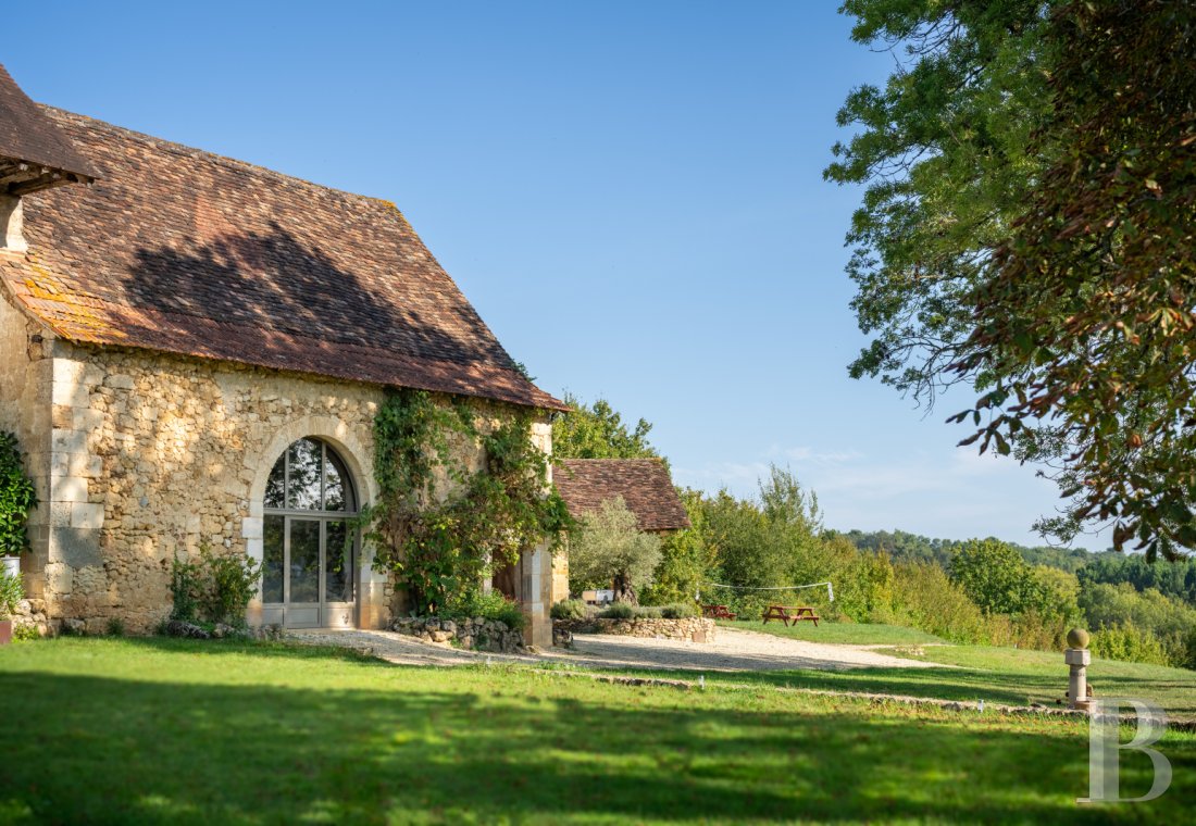 En Dordogne, entre Bergerac et Saint-Astier, un domaine du 14e siècle entouré de 13 hectares de bois et prairies - photo  n°66
