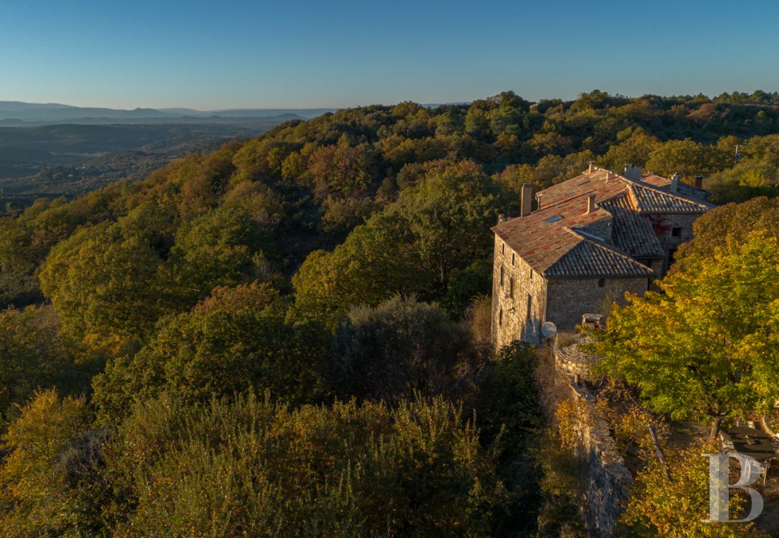 mas à vendre - languedoc-roussillon - Dans un hameau gardois, entre Cèze et Ardèche, un ancien castrum  dominant l'horizon jusqu’aux Cévennes, son gîte et ses 12 ha de terres