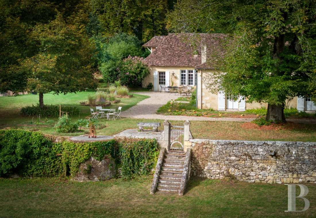 En Dordogne, à l’est de Bergerac, une chartreuse du 18e siècle et son orangerie - photo  n°1