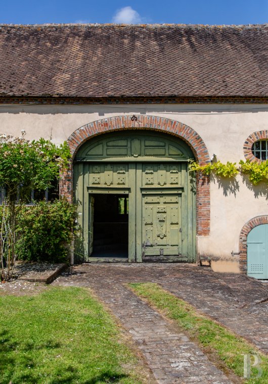 corps de ferme à vendre - bourgogne - À 1 h 30 de Paris, en Bourgogne, une ancienne ferme rénovée, entourée de son parc remarquable de 1 ha