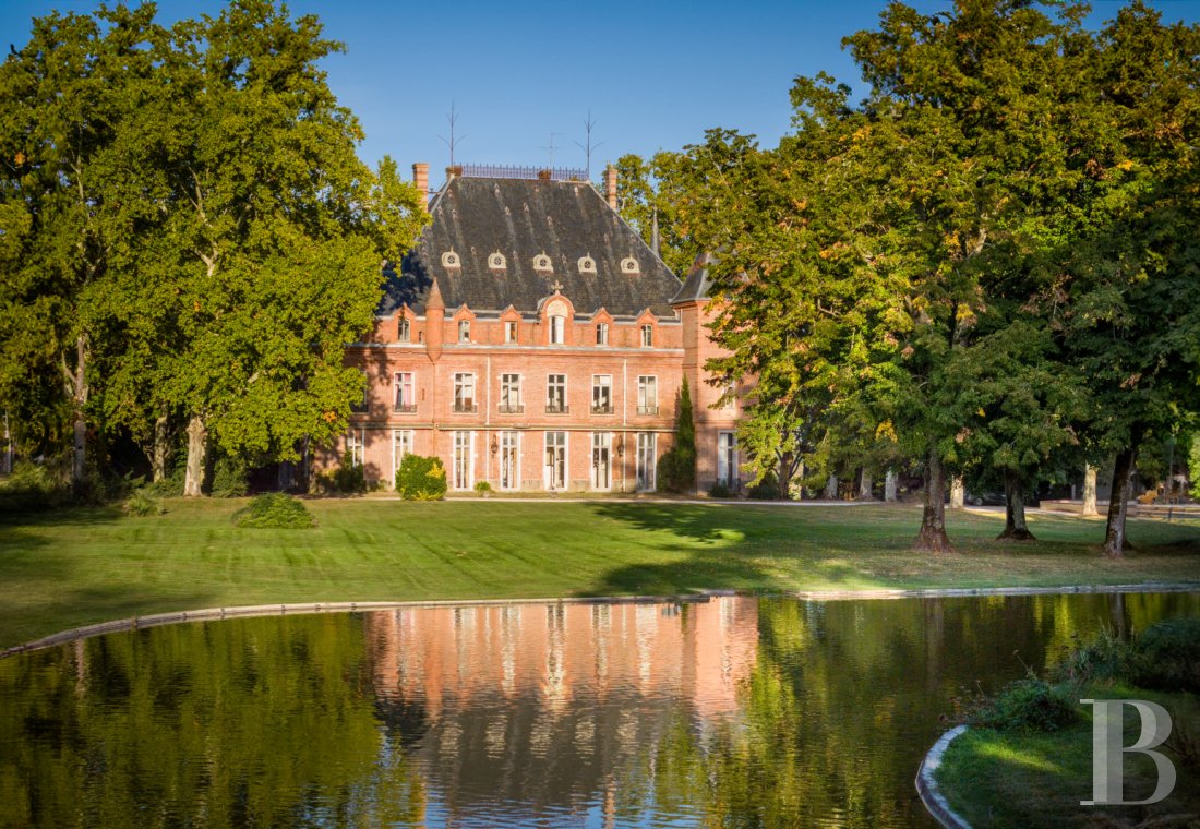 châteaux à vendre - midi-pyrenees - À 40 min du centre-ville de Toulouse, un élégant château du 19e s.,  son orangeraie, ses gîtes, son miroir d'eau et son parc de 10 ha