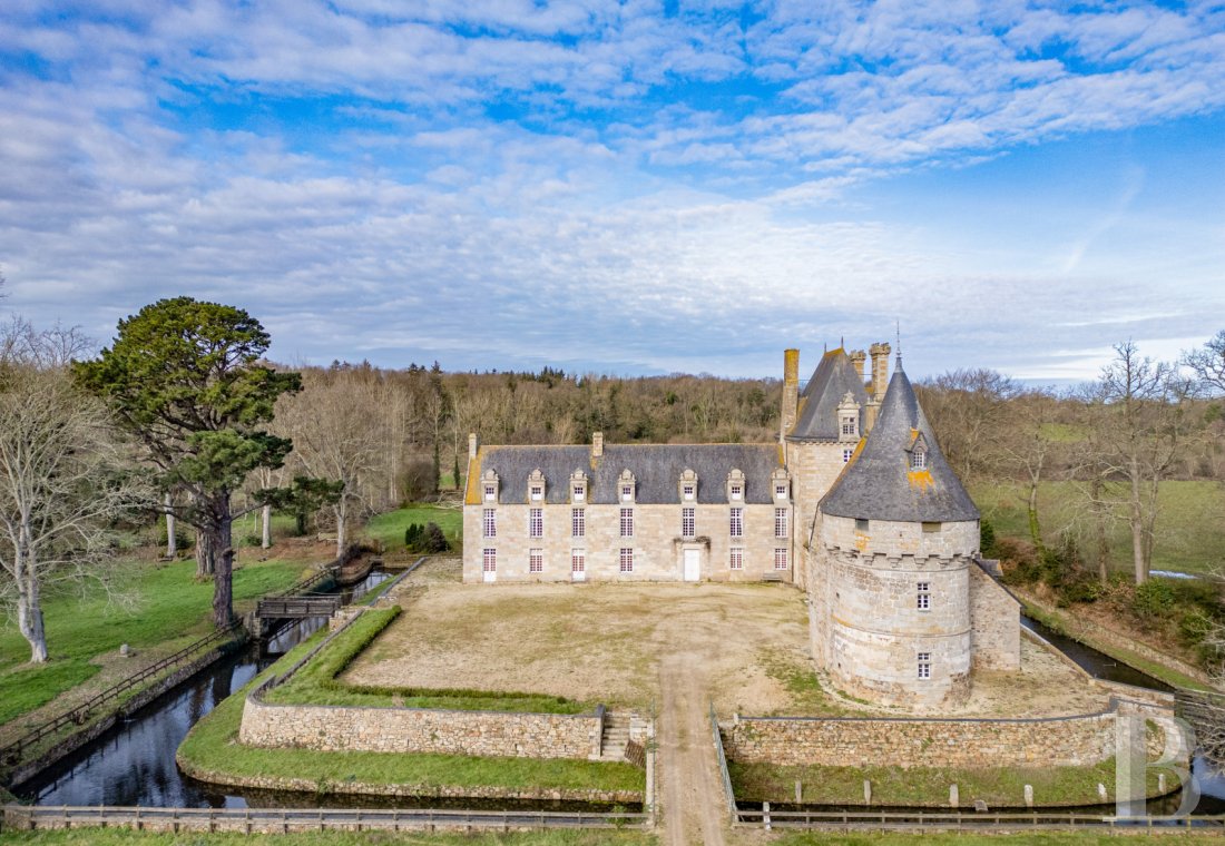 châteaux à vendre - bretagne - En Bretagne, proche des îles de Buguélès et des plages, un château inscrit MH et son parc boisé de plus de 8 ha
