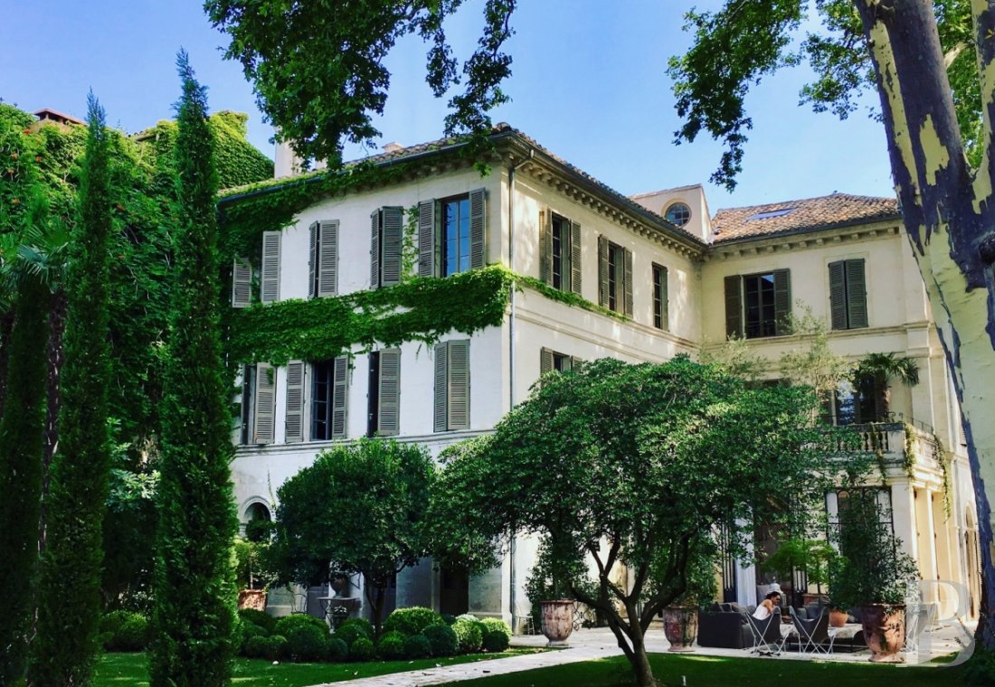 Dans la Cité des papes,  un ancien hôtel particulier transformé en maison d’hôtes au milieu du plus grand jardin privé de la ville - photo  n°1