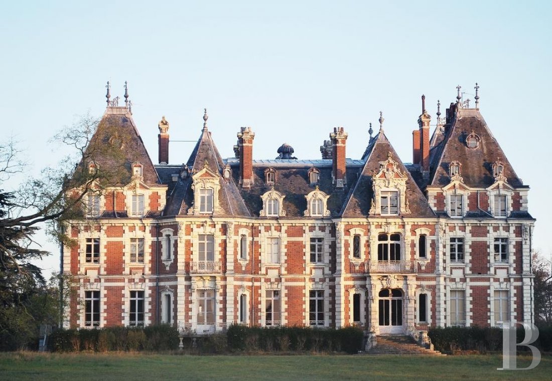 Entre Angers et Cholet, un château de famille entouré de ses terres - photo  n°1