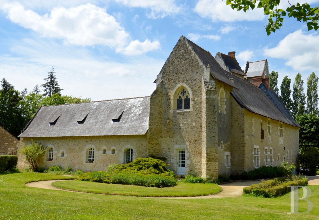 manoirs à vendre - pays-de-loire - En Anjou, aux abords d'un village et dans un parc de 2.6 ha, un logis seigneurial dont l'origine remonte au 12ème s.
