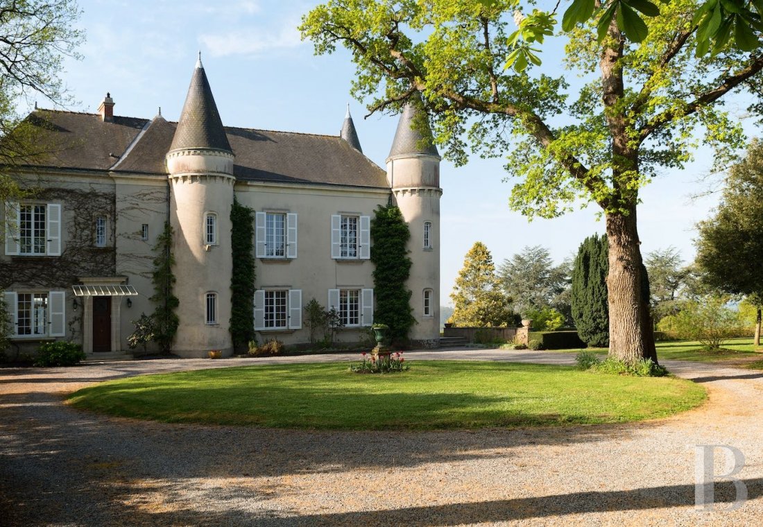 À Oudon, non loin de l’estuaire de la Loire,  un château « troubadour » dominant toute la vallée - photo  n°1