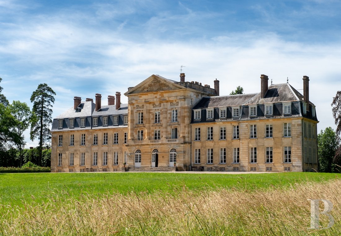 Dans l’Orne,  un majestueux château classique du 18e siècle et son ancienne maison de chef de culture  au milieu de ses terres - photo  n°1