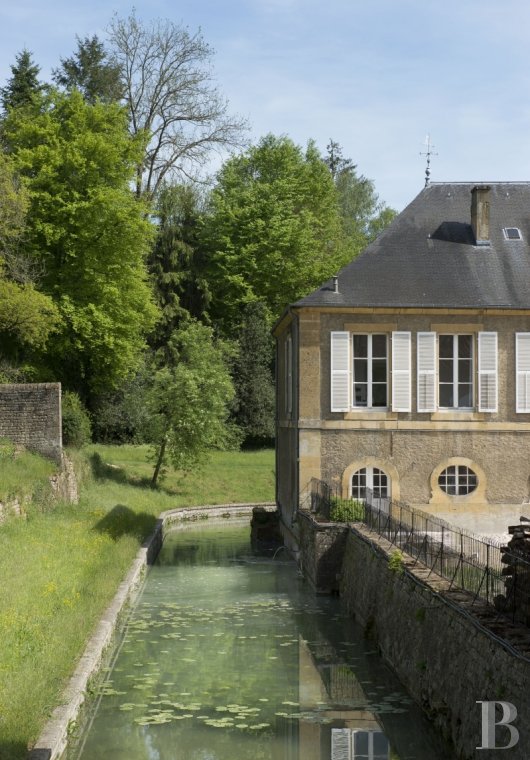En Lorraine, aux frontières de la Belgique et du Luxembourg, un château tout en longueur bordé de douves - photo  n°2