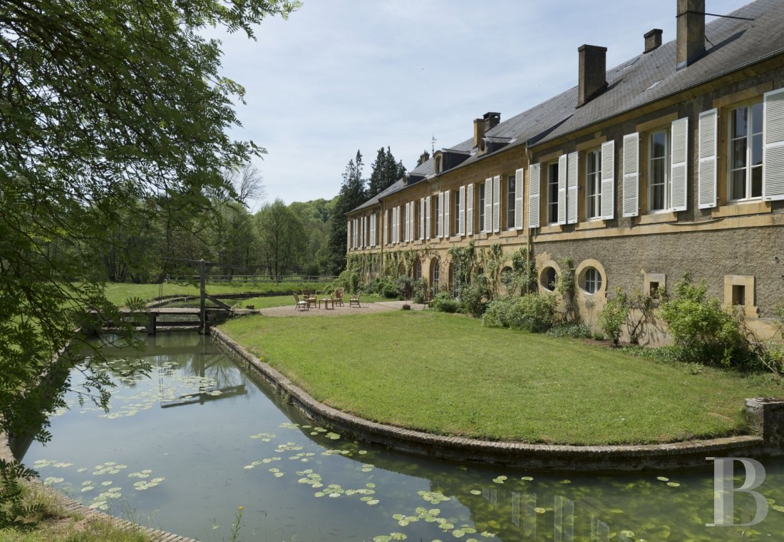 En Lorraine, aux frontières de la Belgique et du Luxembourg, un château tout en longueur bordé de douves - photo  n°4