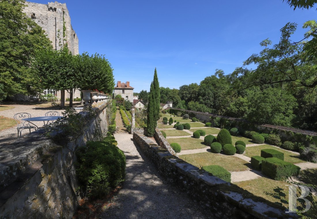 À Moret-sur-Loing, au sud de Fontainebleau, un ancien donjon royal du 12e siècle habité d’un rêve néo-gothique - photo  n°5