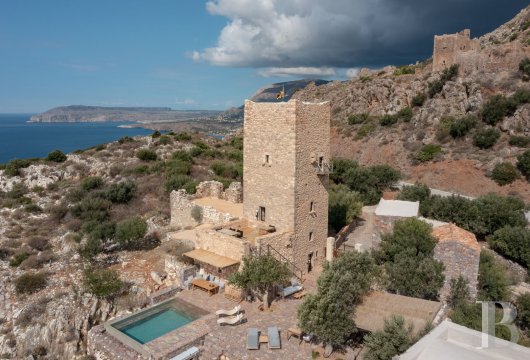 Au sud du Péloponnèse, dans la péninsule du Magne, une ancienne maison-tour transformée en hôtel intimiste face à l’immensité - photo  n°2