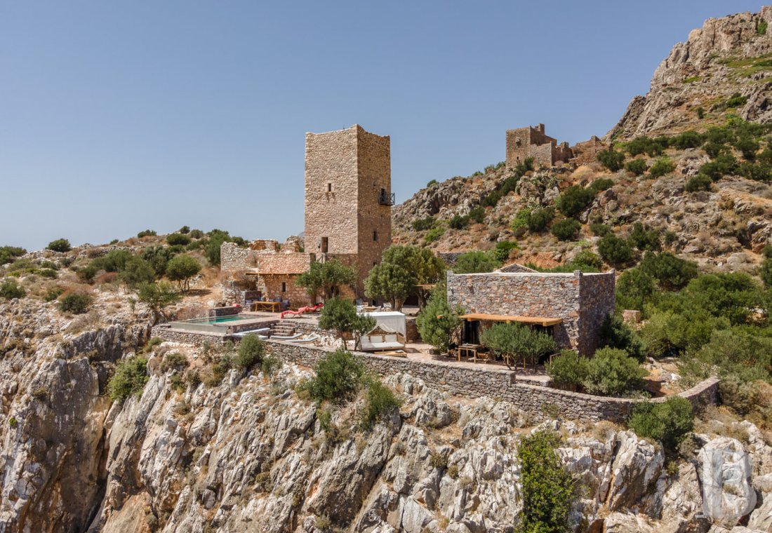 Au sud du Péloponnèse, dans la péninsule du Magne, une ancienne maison-tour transformée en hôtel intimiste face à l’immensité - photo  n°1
