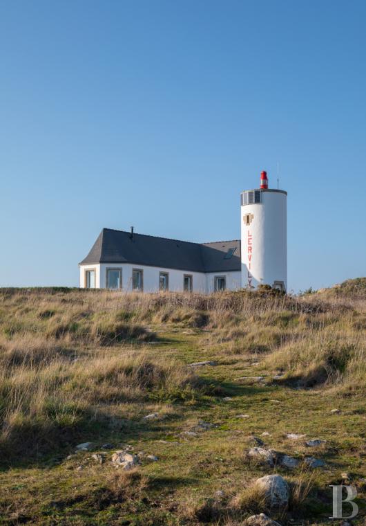 Dans le Finistère, à la pointe de Lervily, un ancien sémaphore dominant la mer  - photo  n°2