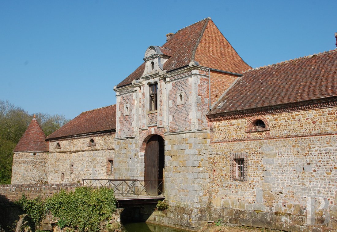 En Normandie, au cœur du pays d’Ouche, un élégant château d’origine médiévale entouré de douves  - photo  n°2
