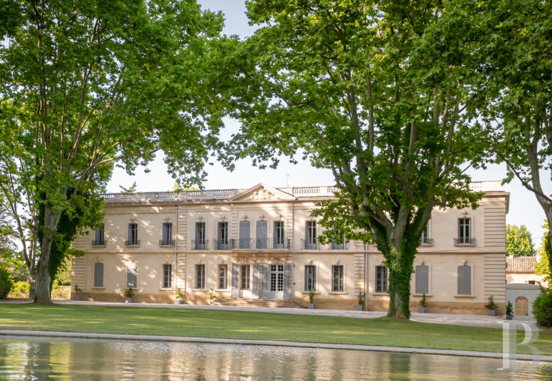 Entre Aix-en-Provence et Salon-de-Provence, un vaste château du 18e siècle dans son parc de vingt-quatre hectares - photo  n°1