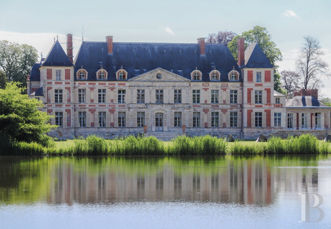 châteaux à vendre - ile-de-france - Très proche de Paris, un château du 17ème siècle, au cœur d'un parc d'exception, romantique et botanique, d'environ 45 ha