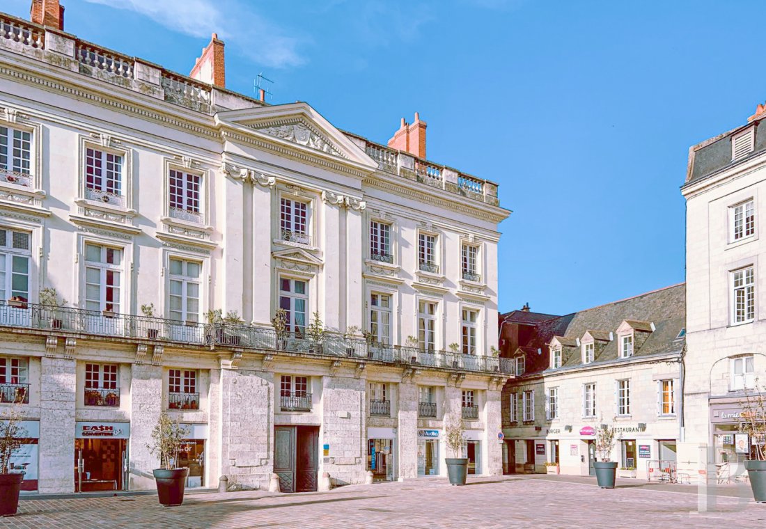 biens en ville à vendre - pays-de-loire - A Saumur, dans un majestueux hôtel particulier, un appartement de 195 m² témoin de l'histoire de France 