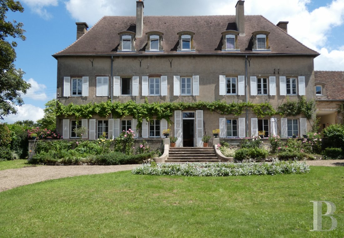 hôtels particuliers à vendre - bourgogne - Dans la ville d'Autun, un hôtel particulier du 18ème siècle,  avec dépendances et jardin botanique