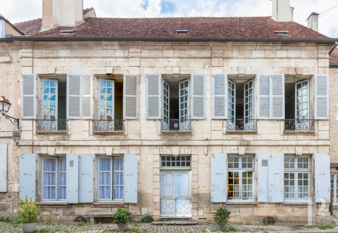 hôtels particuliers à vendre - bourgogne - En Bourgogne, dans l'Yonne, un hôtel particulier du 18ème siècle, avec cour intérieure et jardin attenant